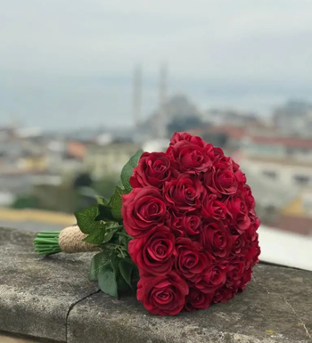 Aşkın Zamansız Hali – 30’lu Islak Yapay Kırmızı Gül