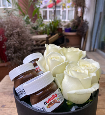 Yuvarlak Siyah Kutuda Nutella ve Beyaz Gül